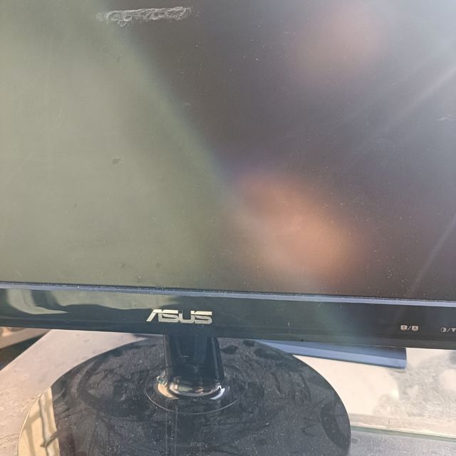 Lote de monitores y 3 torres.