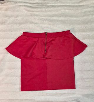 Falda corta peplum roja Bershka