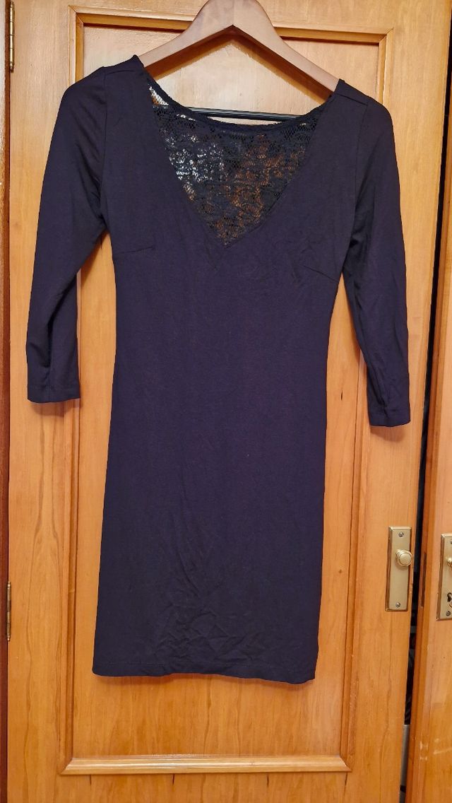 Vestido corto negro ajustado encaje