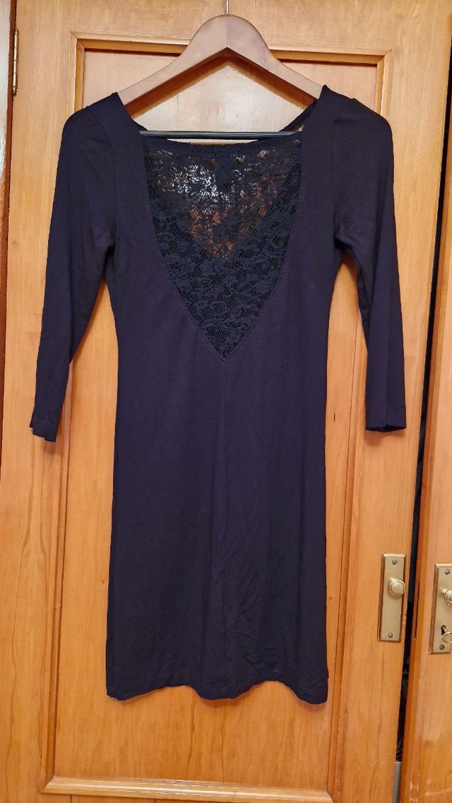 Vestido corto negro ajustado encaje