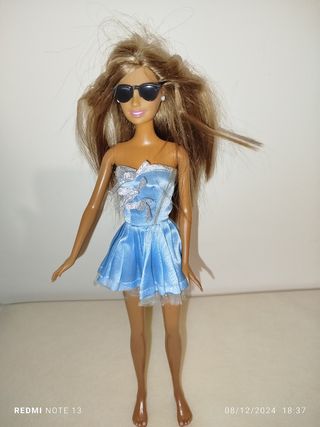 Bambola Barbie con i piedi grandi