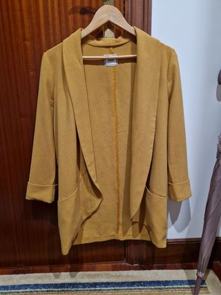 Americana en buen estado color mostaza