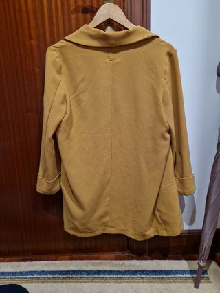 Americana en buen estado color mostaza