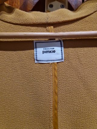 Americana en buen estado color mostaza