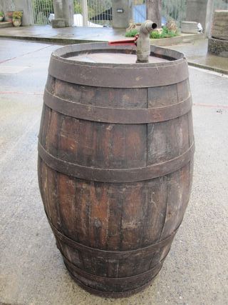 Botte in legno antica per vino rubinetto vintage