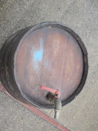 Botte in legno antica per vino rubinetto vintage