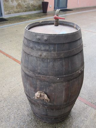 Botte in legno antica per vino rubinetto vintage
