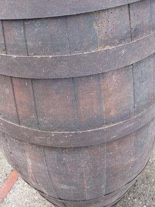 Botte in legno antica per vino rubinetto vintage