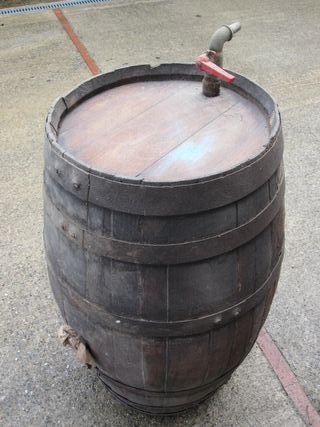 Botte in legno antica per vino rubinetto vintage