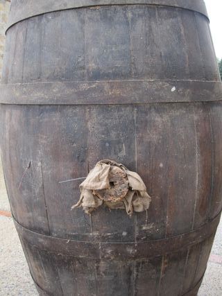 Botte in legno antica per vino rubinetto vintage