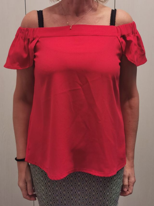 Maglia marca ANIS Collection colore rosso. 