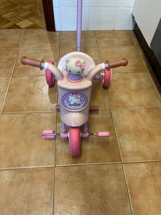 Triciclo-bicicleta y patinete niña pequeña.