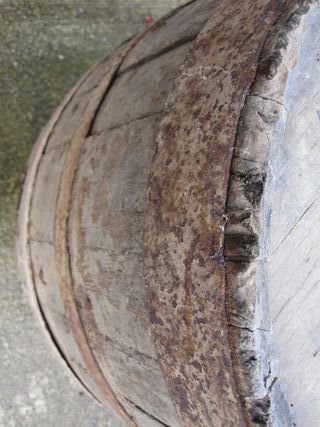 Botte in legno antica per vino artigianale vintage