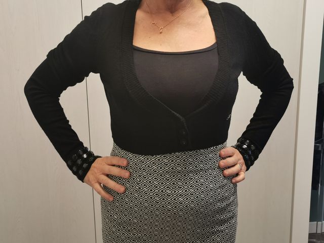 Copri spalle di colore nero marca Artigli. 