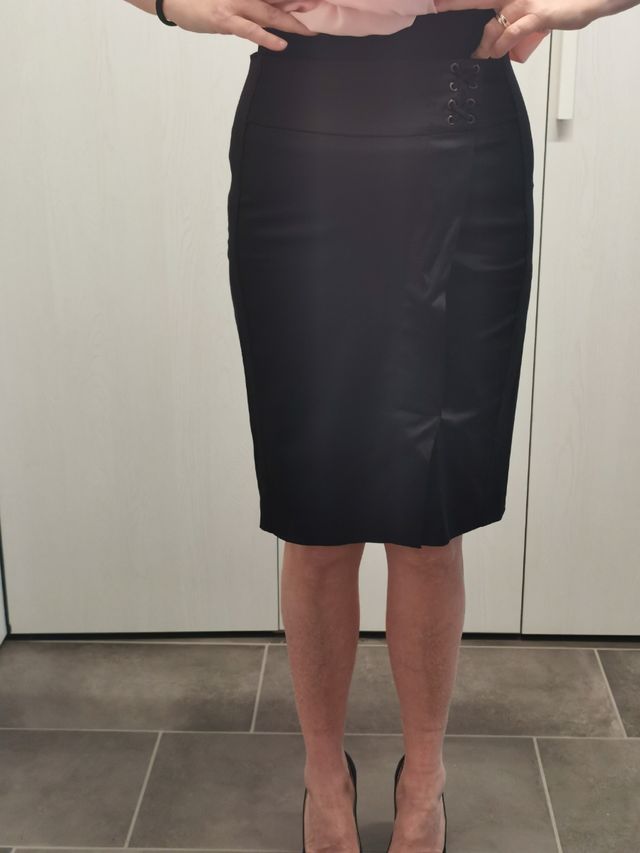 Gonna a tubino di colore nero marca AngySix