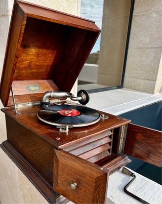 GRAMÓFONO y más elementos fabricado en los años 20