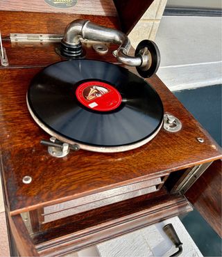 GRAMÓFONO y más elementos fabricado en los años 20