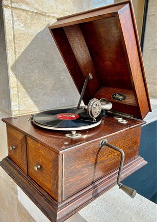 GRAMÓFONO y más elementos fabricado en los años 20