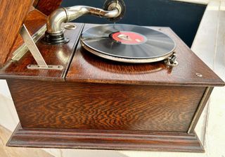 GRAMÓFONO y más elementos fabricado en los años 20