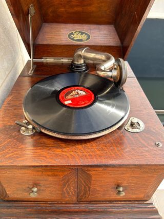 GRAMÓFONO y más elementos fabricado en los años 20