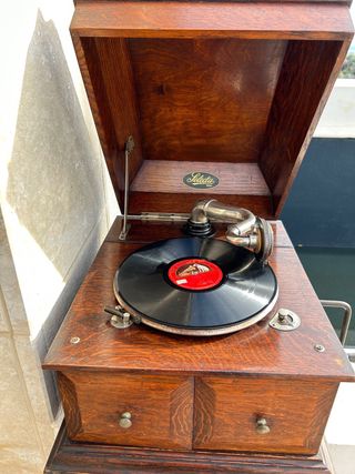 GRAMÓFONO y más elementos fabricado en los años 20