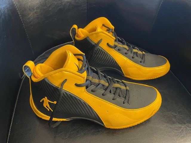 Zapatillas de baloncesto color naranja