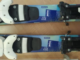 LOTE NIÑO: Esquís, bastones, casco y bota