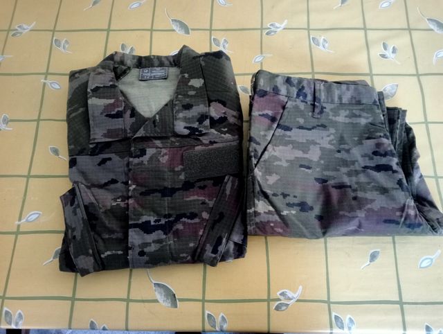 Uniforme del ejército español de segunda mano por 50 EUR en Lalín