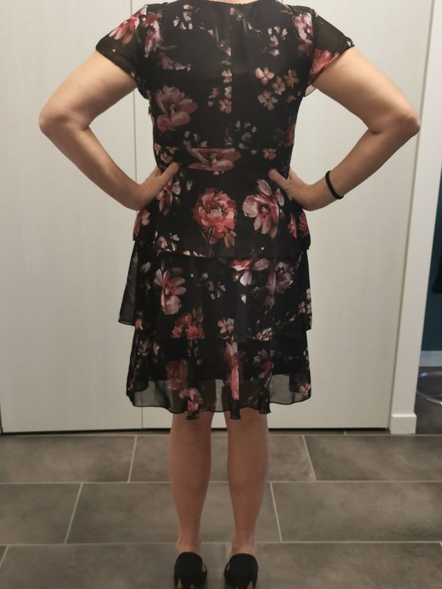 Abito a balze primaverile marca Made in Italy.