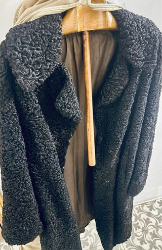 ABRIGO GARRAS ASTRACAN NEGRO