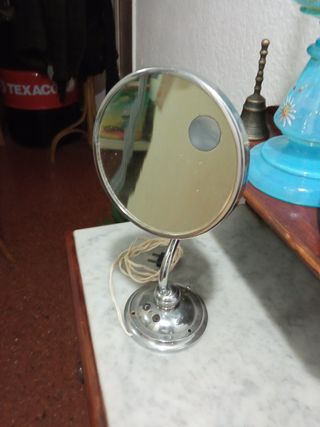 Curioso espejo sobre tocador antiguo