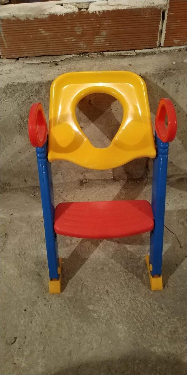 Alzador de inodoro con peldaño niños