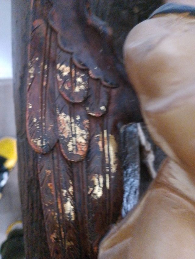 Angelo con ali di legno