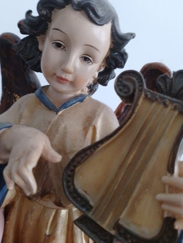 Angelo con ali di legno