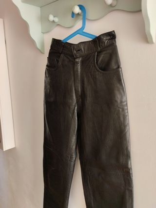Pantalones negros de piel