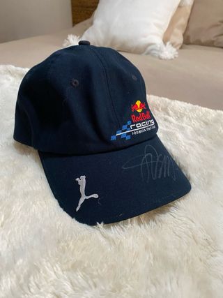 gorra Red Bull firmada por Sebastian Vettel