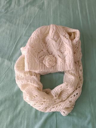 Conjunto bufanda y gorro blanco