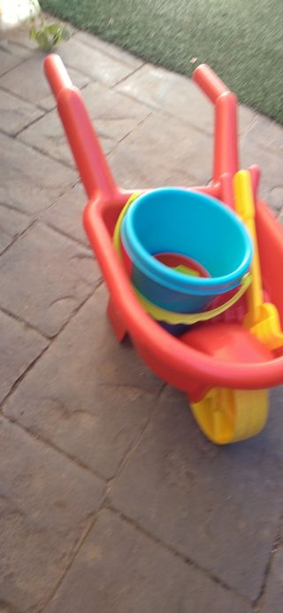 Carretilla infantil con cubo para la playa
