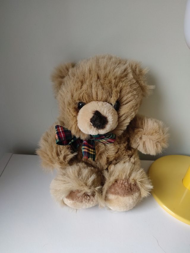Osito clásico con lazo escocés sin usar.