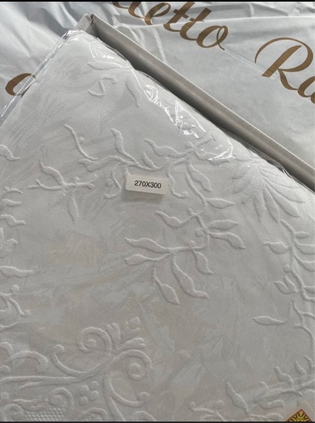 Copriletto nuovo vendo per inut