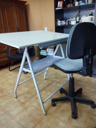 Mesa de dibujo técnico plegable y silla
