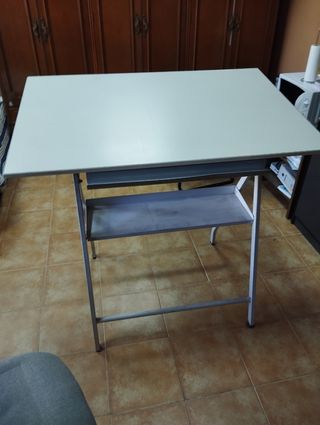 Mesa de dibujo técnico plegable y silla