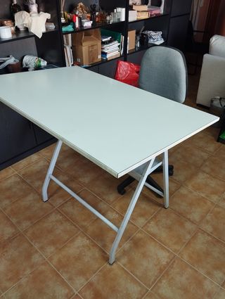 Mesa de dibujo técnico plegable y silla