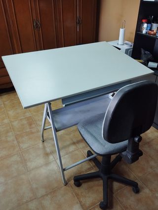 Mesa de dibujo técnico plegable y silla