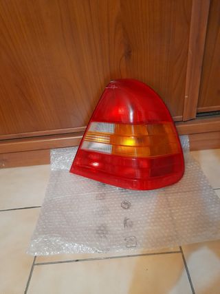 Piloto trasero Mercedes