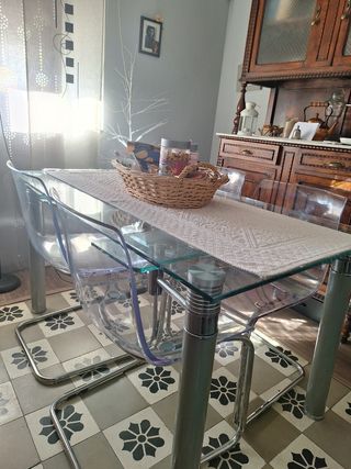 Mesa de comedor con sillas