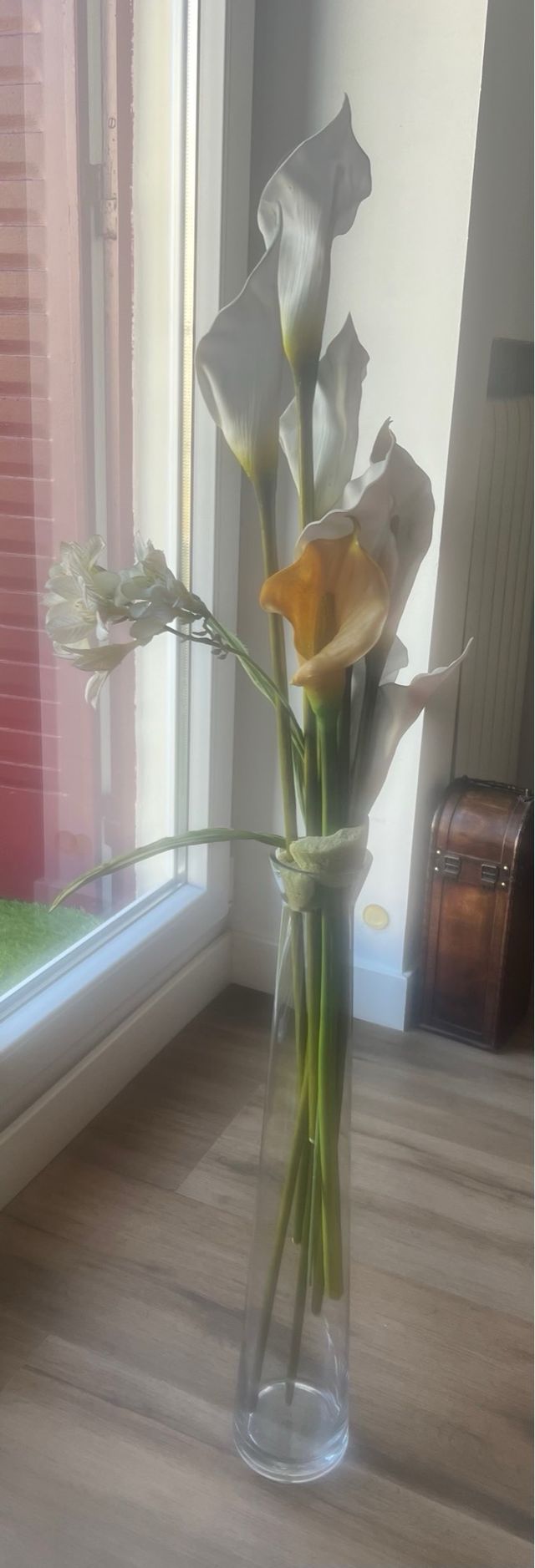 Jarron alto de cristal con flores