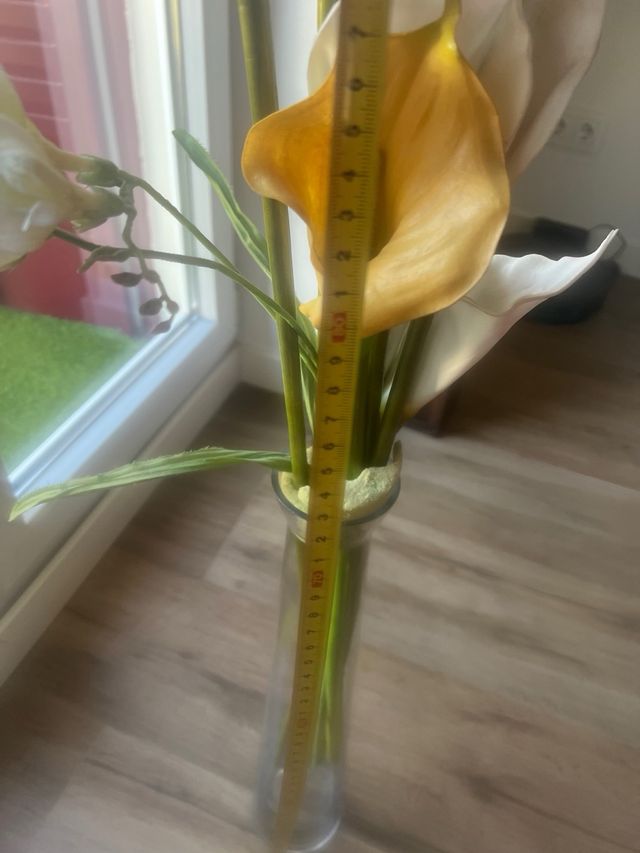 Jarron alto de cristal con flores