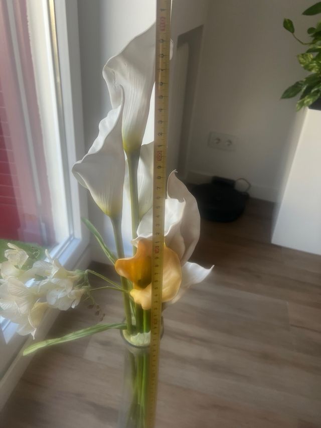 Jarron alto de cristal con flores