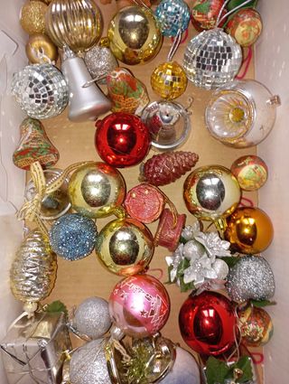 Varios adornos árbol navidad